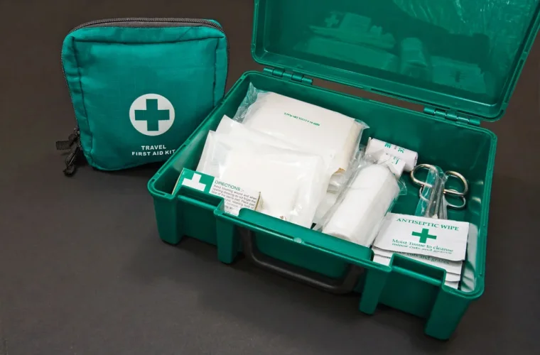 Reisen: Wie man ein professionelles Erste-Hilfe-Set packt